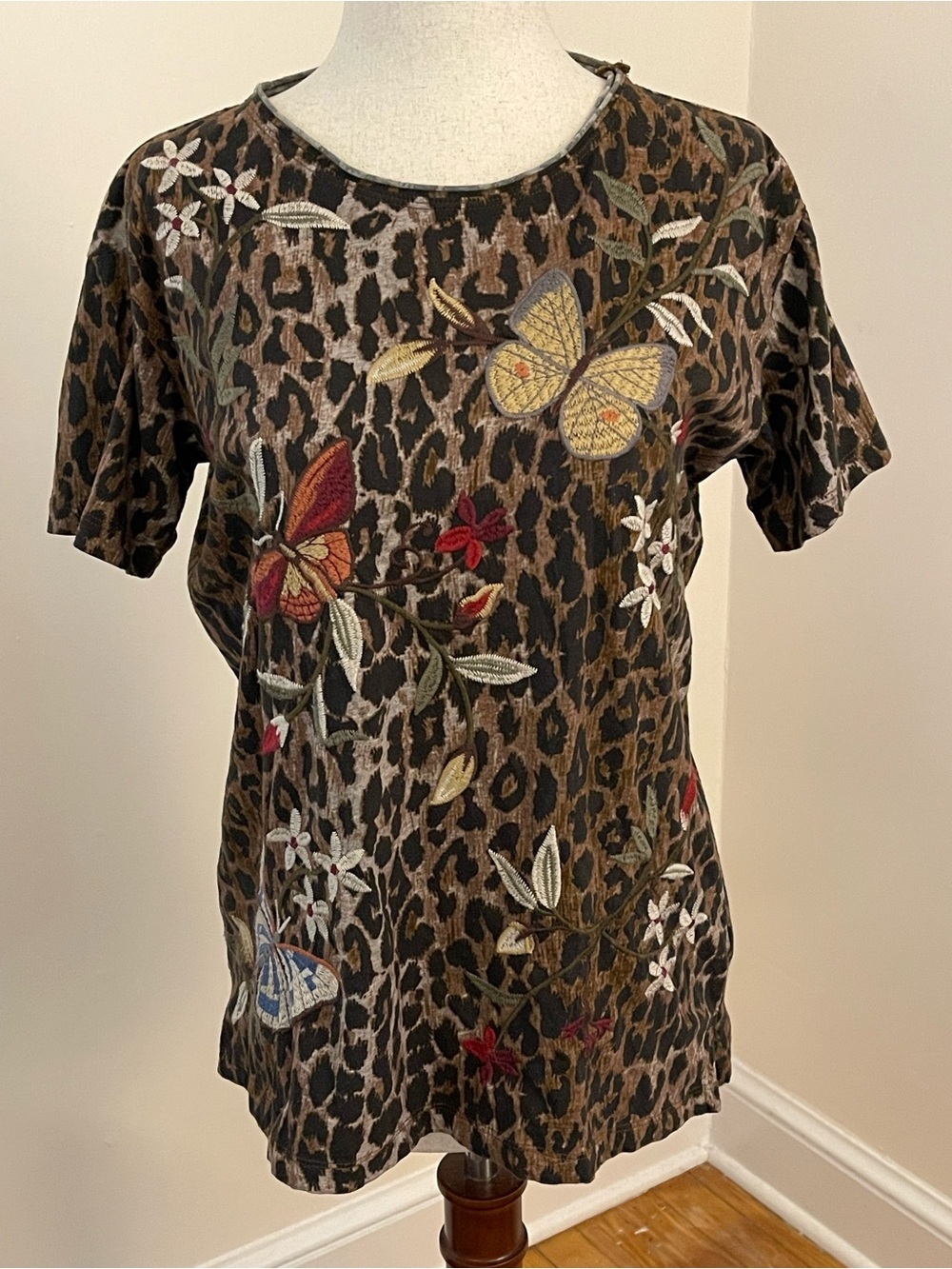 Johnny Was XS Leopard Butterfly Embroidered Cotton Tee Boho Floral Short Sleeve